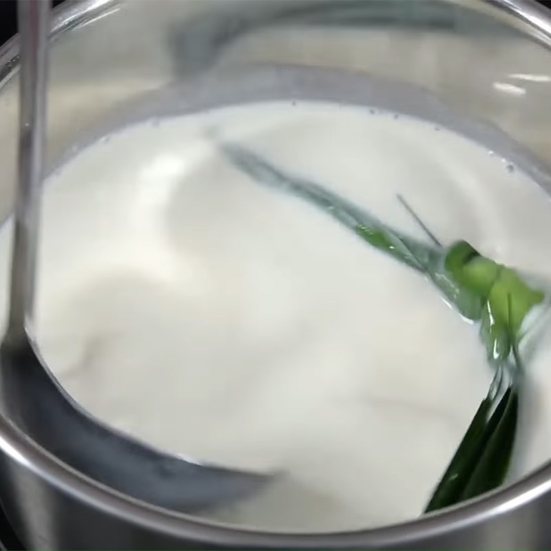 Bước 1 Nấu hỗn hợp sữa dừa Chè xoài trân châu