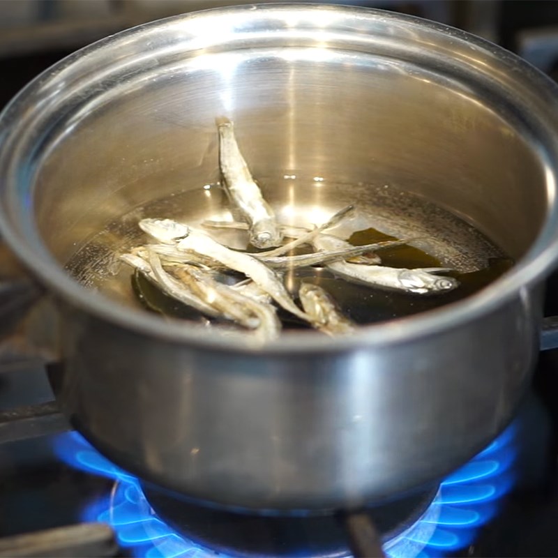 Bước 1 Nấu nước dùng dashi Canh kim chi hải sản