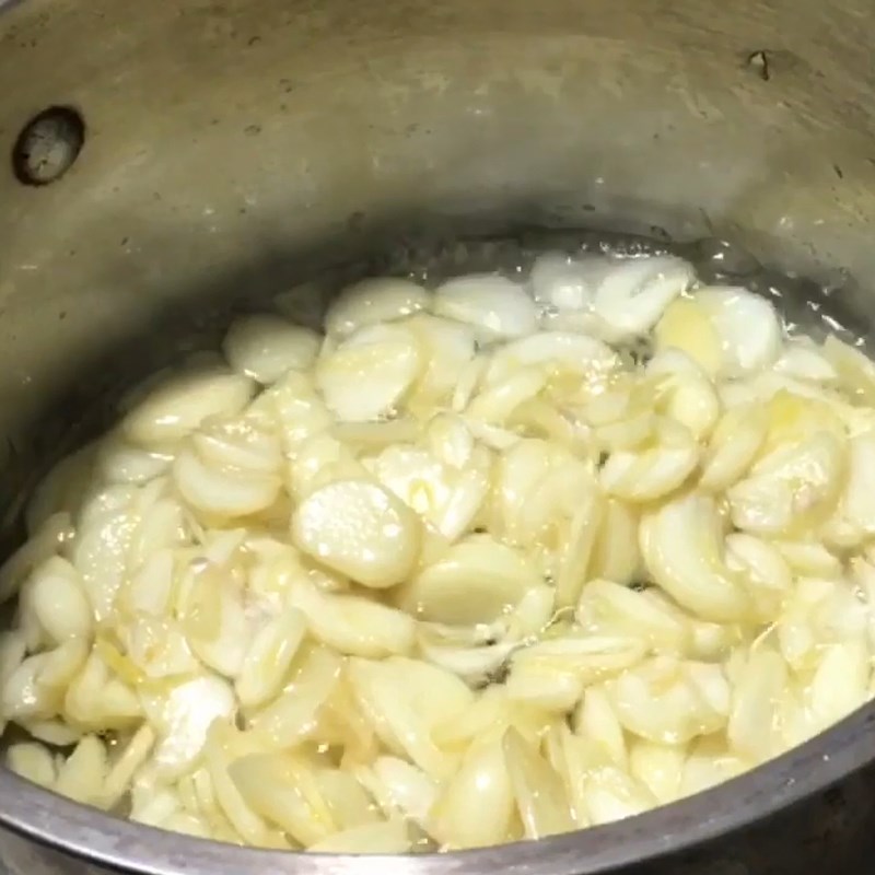 Bước 3 Nấu tỏi Dầu tỏi