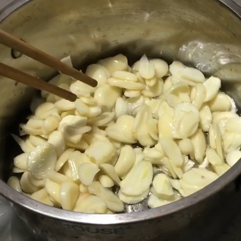 Bước 3 Nấu tỏi Dầu tỏi