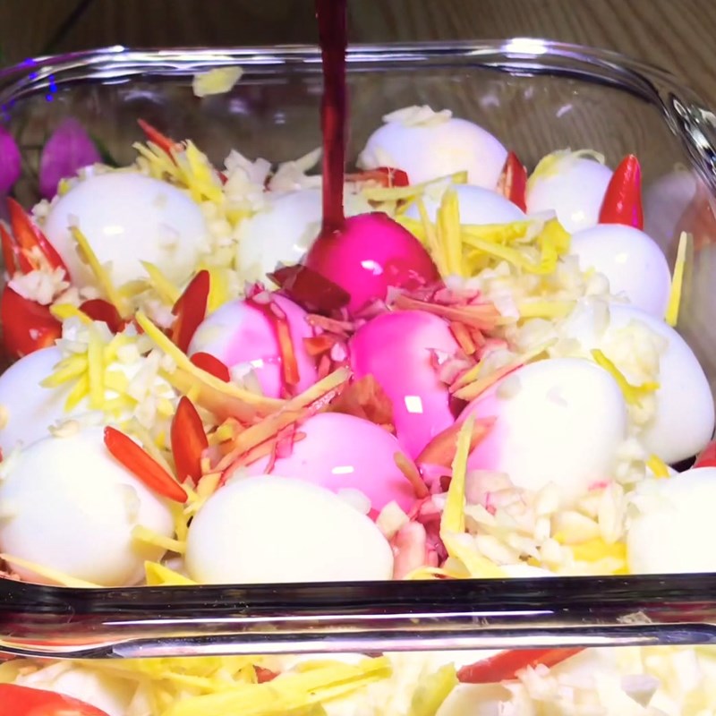 Bước 4 Ngâm trứng và trang trí chùm nho Trứng cút chùm nho