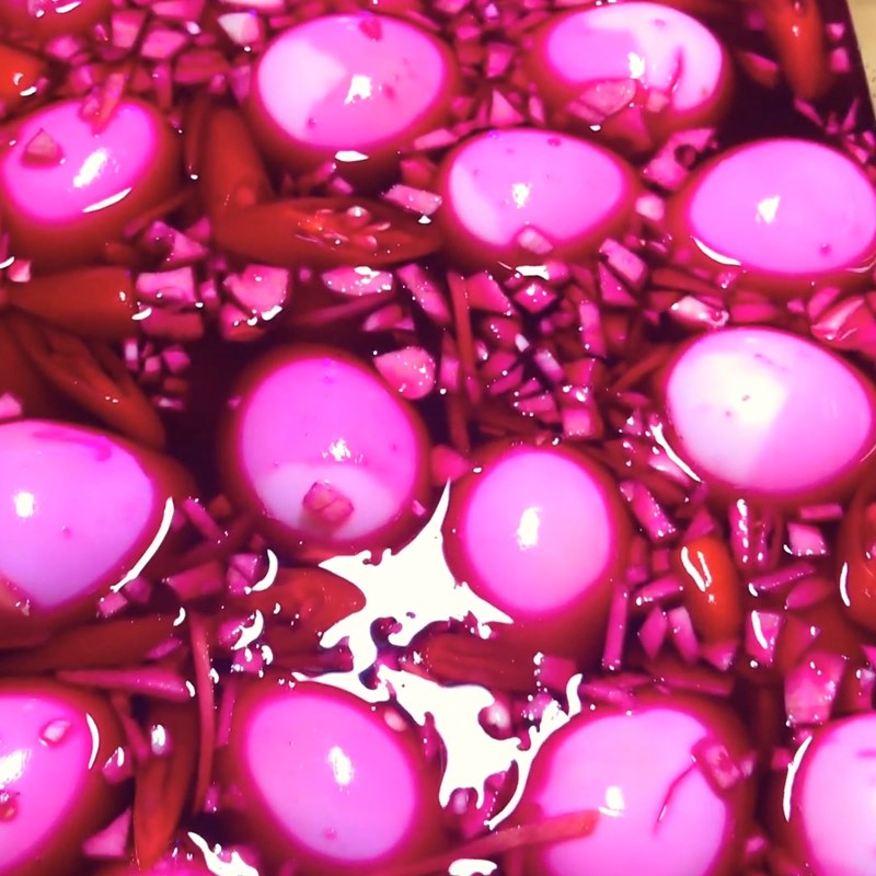 Bước 4 Ngâm trứng và trang trí chùm nho Trứng cút chùm nho