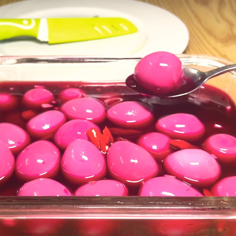 Bước 4 Ngâm trứng và trang trí chùm nho Trứng cút chùm nho