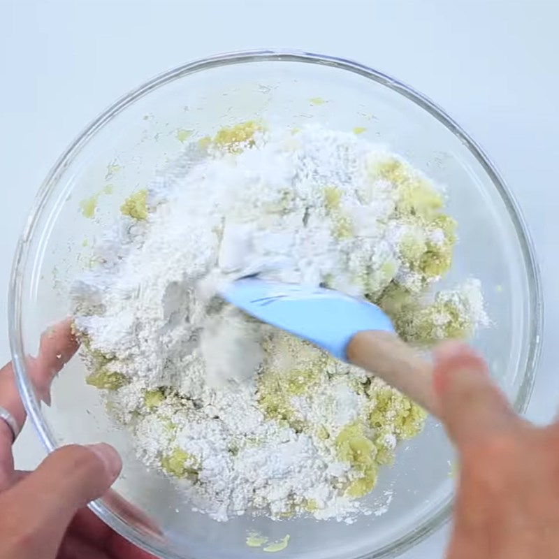 Bước 2 Nghiền và trộn bột bánh khoai lang Bánh khoai dẻo chiên