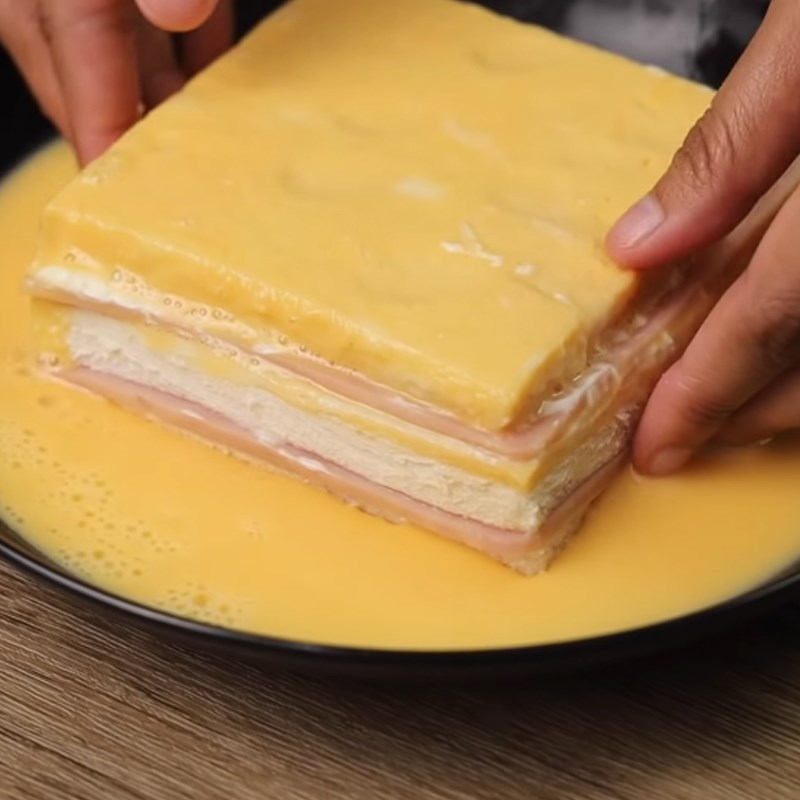 Bước 3 Nhúng và chiên bánh Monte cristo sandwich sốt mayo