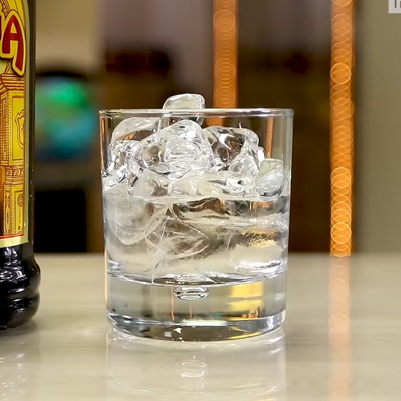 Bước 1 Pha cocktail Cocktail Black Russian