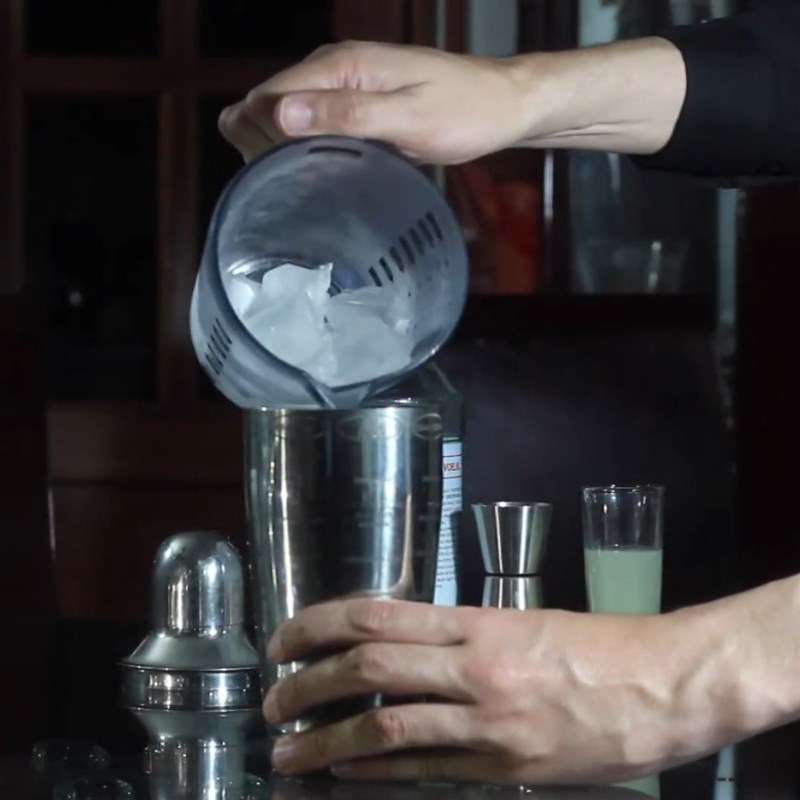 Bước 1 Pha cocktail Cocktail Blue Margarita lắc đá