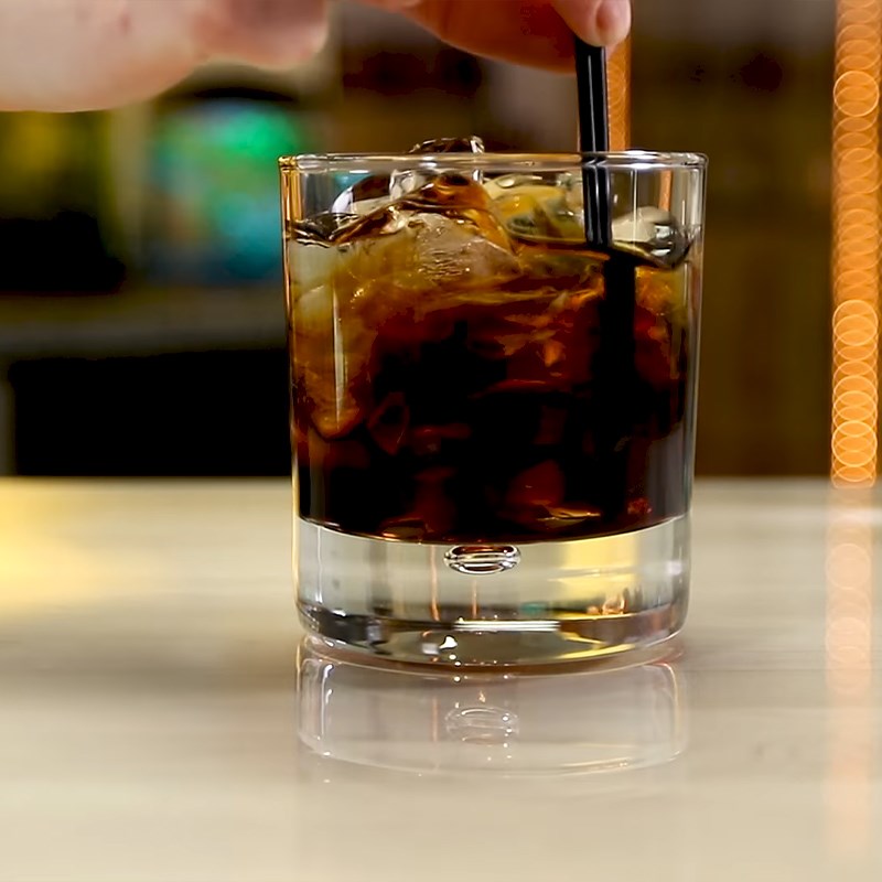 Bước 1 Pha cocktail Cocktail Black Russian