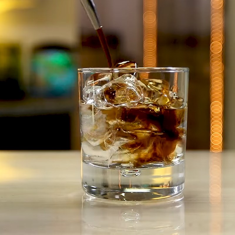 Bước 1 Pha cocktail Cocktail Black Russian