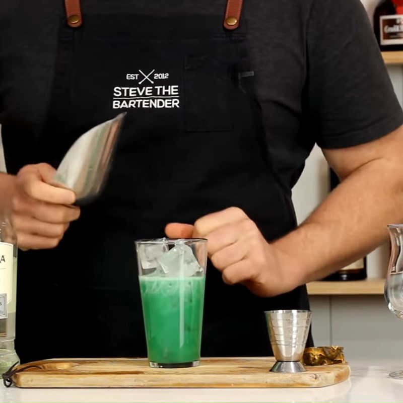Bước 1 Pha cocktail Cocktail Blue Hawaii