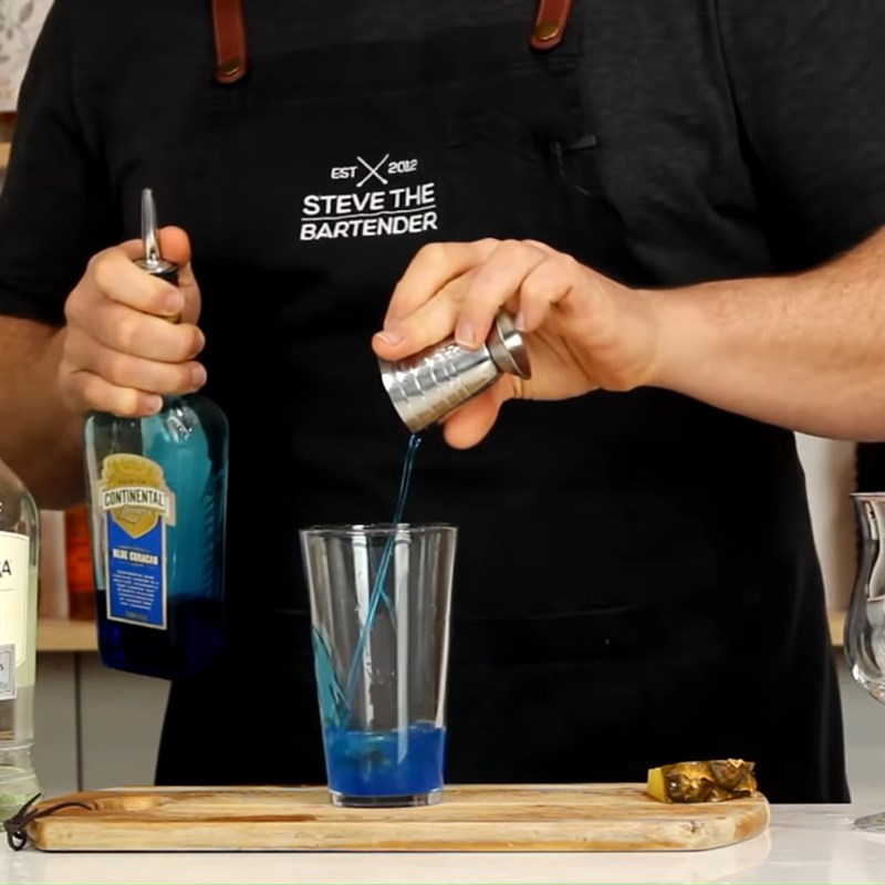 Bước 1 Pha cocktail Cocktail Blue Hawaii