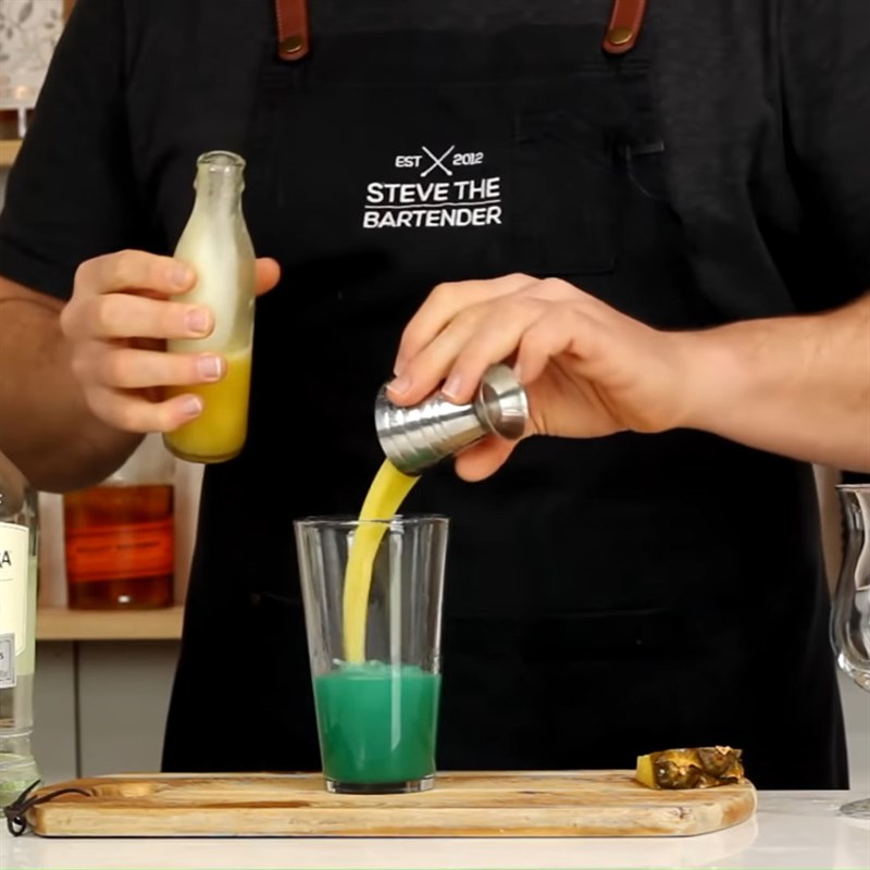 Bước 1 Pha cocktail Cocktail Blue Hawaii