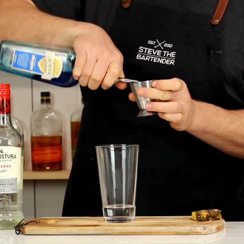 Bước 1 Pha cocktail Cocktail Blue Hawaii