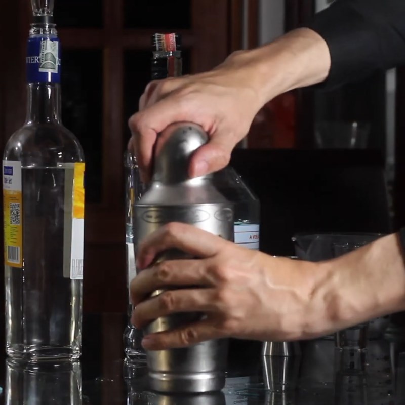 Bước 1 Pha cocktail Cocktail Blue Margarita lắc đá