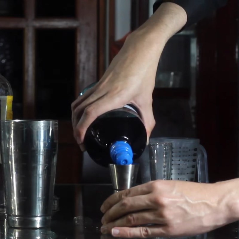 Bước 1 Pha cocktail Cocktail Blue Margarita lắc đá