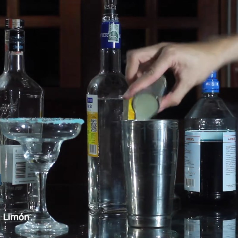 Bước 1 Pha cocktail Cocktail Blue Margarita lắc đá