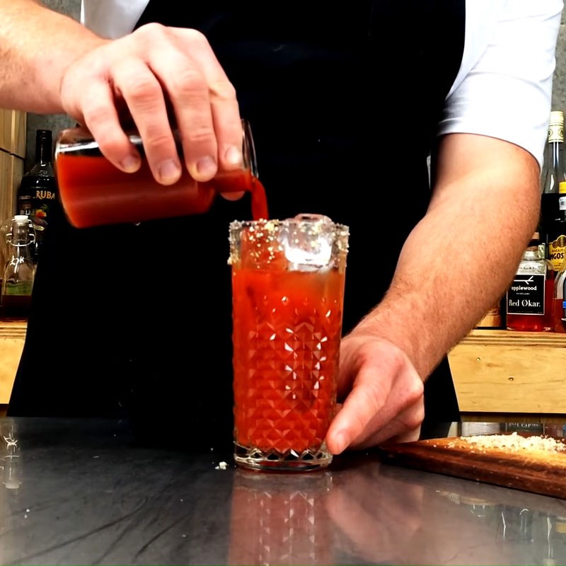 Bước 2 Pha cocktail Bloody Mary Coctail Bloody Mary