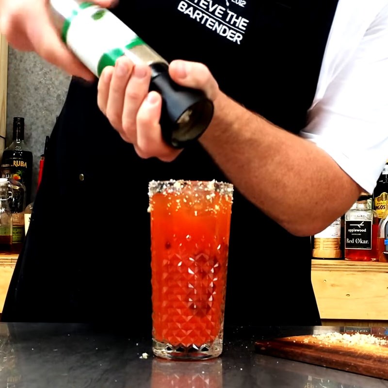 Bước 2 Pha cocktail Bloody Mary Coctail Bloody Mary