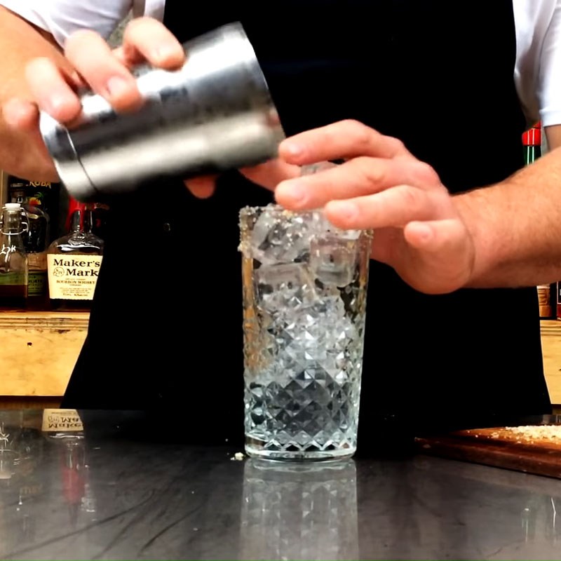 Bước 2 Pha cocktail Bloody Mary Coctail Bloody Mary