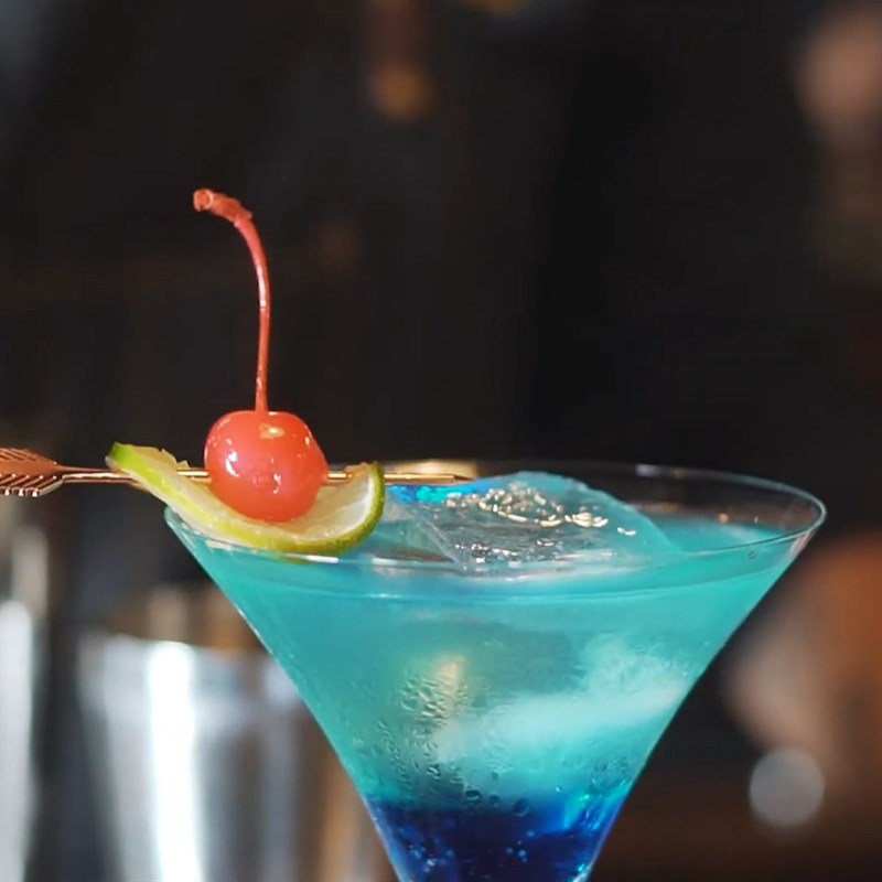 Bước 3 Pha cocktail Blue Lagoon và trang trí Cocktail Blue Lagoon