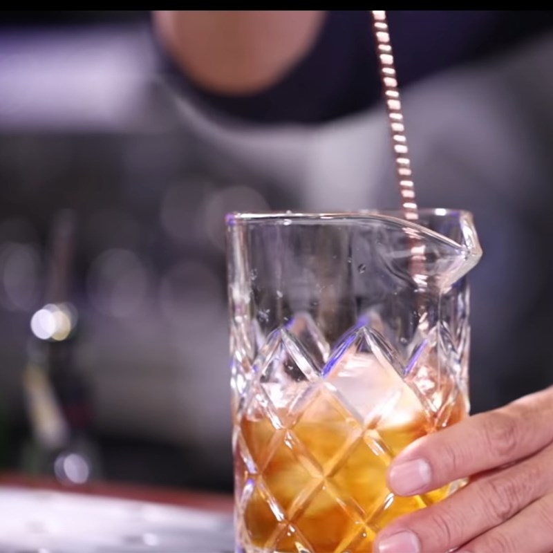 Bước 1 Pha Cocktail Old Fashioned Cocktail Old Fashioned (cocktail kiểu cũ)