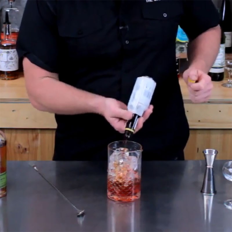 Bước 1 Pha cocktail ra trong ly thủy tinh Cocktail Manhattan