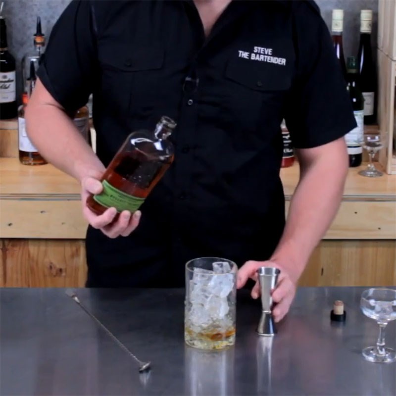 Bước 1 Pha cocktail ra trong ly thủy tinh Cocktail Manhattan