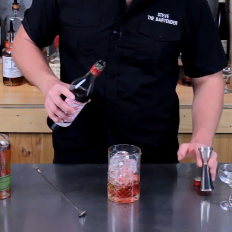 Bước 1 Pha cocktail ra trong ly thủy tinh Cocktail Manhattan
