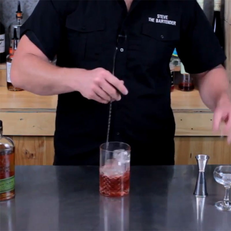 Bước 1 Pha cocktail ra trong ly thủy tinh Cocktail Manhattan