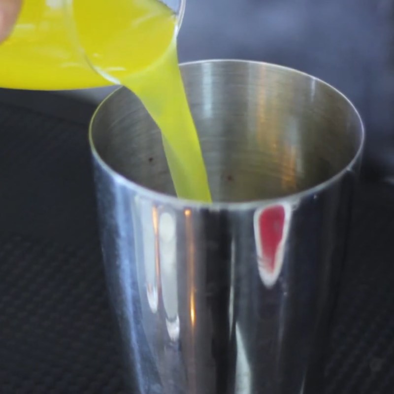 Bước 1 Pha cocktail trong bình shaker Cocktail Pina Colada đá viên