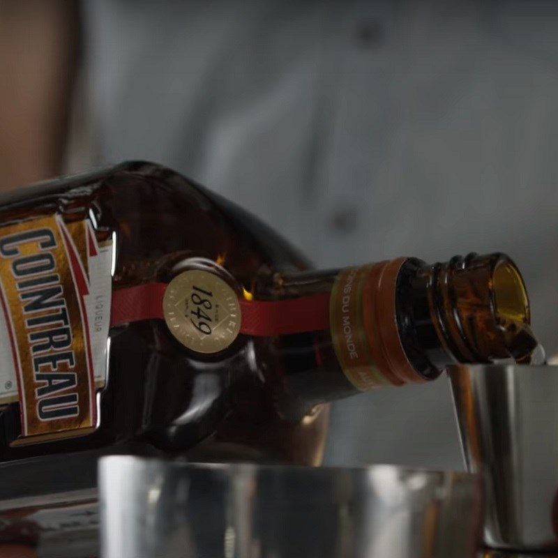 Bước 1 Pha cocktail trong bình shaker Cocktail Kamikaze