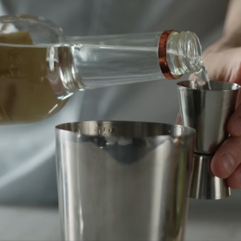 Bước 1 Pha cocktail trong bình shaker Cocktail Kamikaze