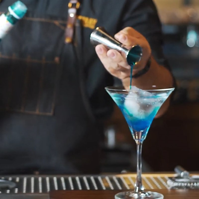 Bước 1 Pha cocktail trong ly Cocktail Blue Lagoon