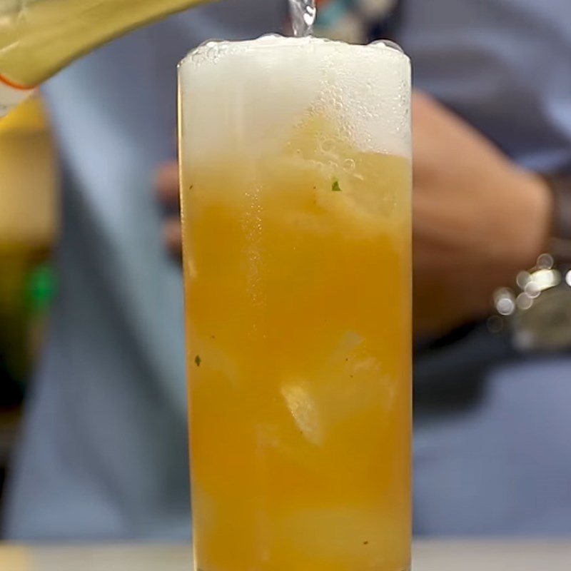 Bước 3 Pha mojito Mojito đào có cồn