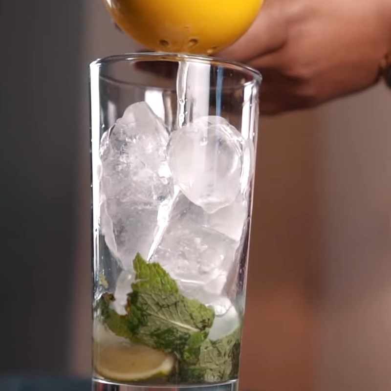 Bước 2 Pha mojito Mojito chanh dây - passion mojito