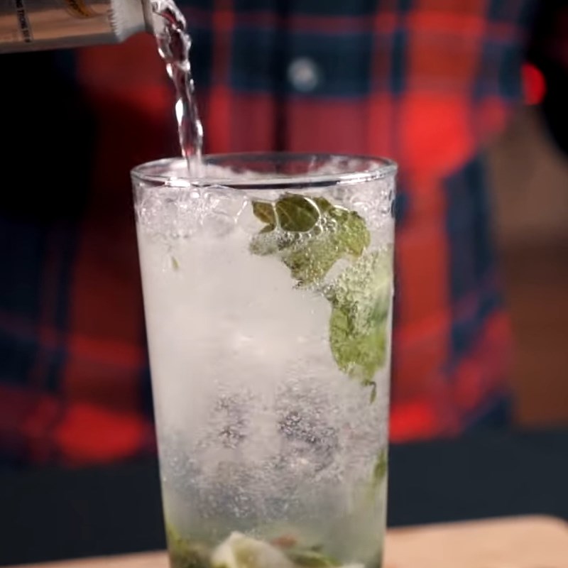 Bước 2 Pha mojito Mojito chanh dây - passion mojito