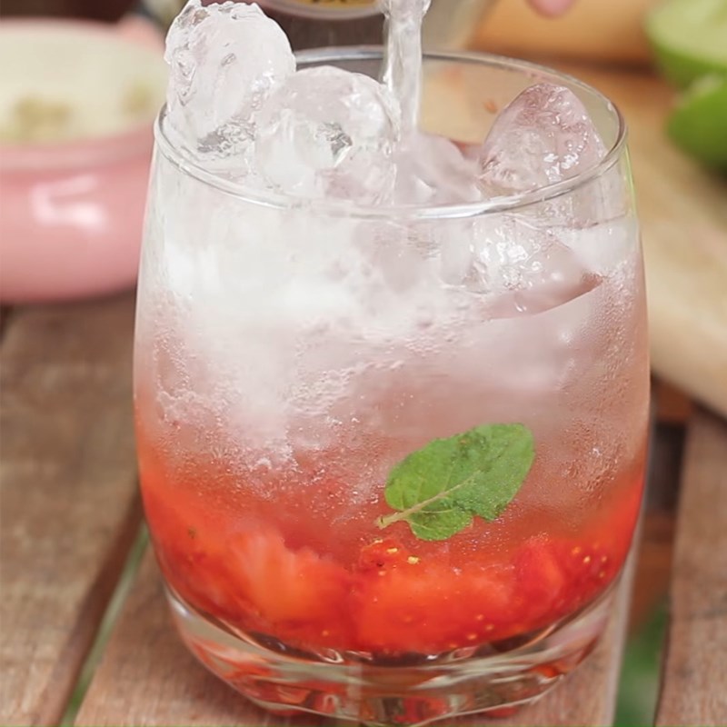 Bước 2 Pha mojito Mojito dâu tây - strawberry mojito