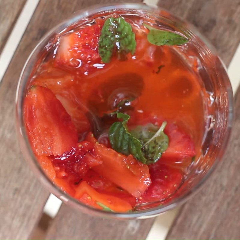 Bước 2 Pha mojito Mojito dâu tây - strawberry mojito