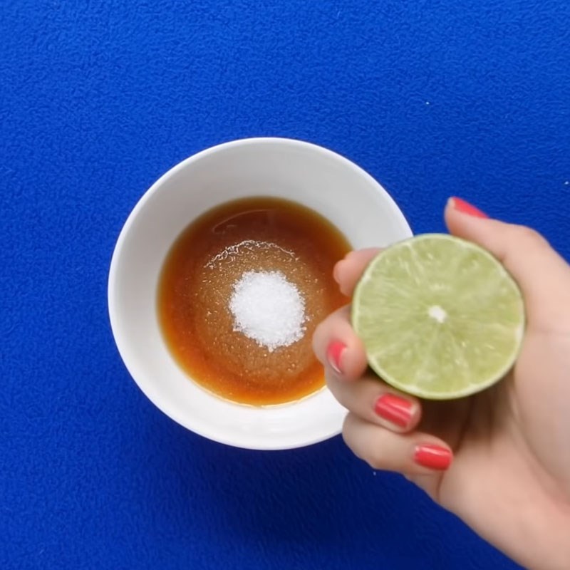 Bước 3 Pha sốt Thịt kho chua ngọt