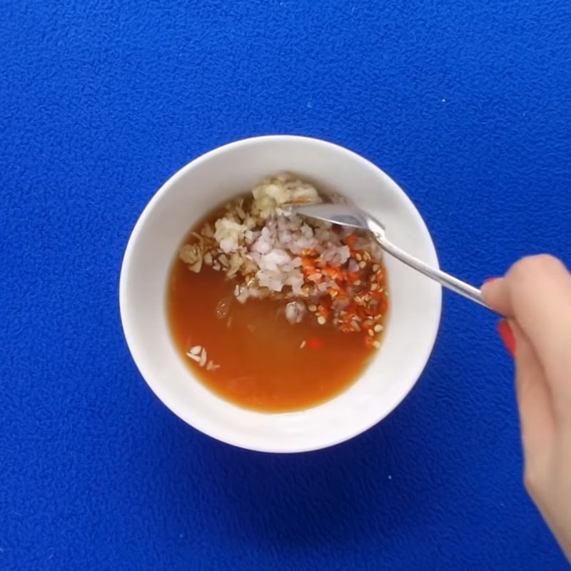 Bước 3 Pha sốt Thịt kho chua ngọt