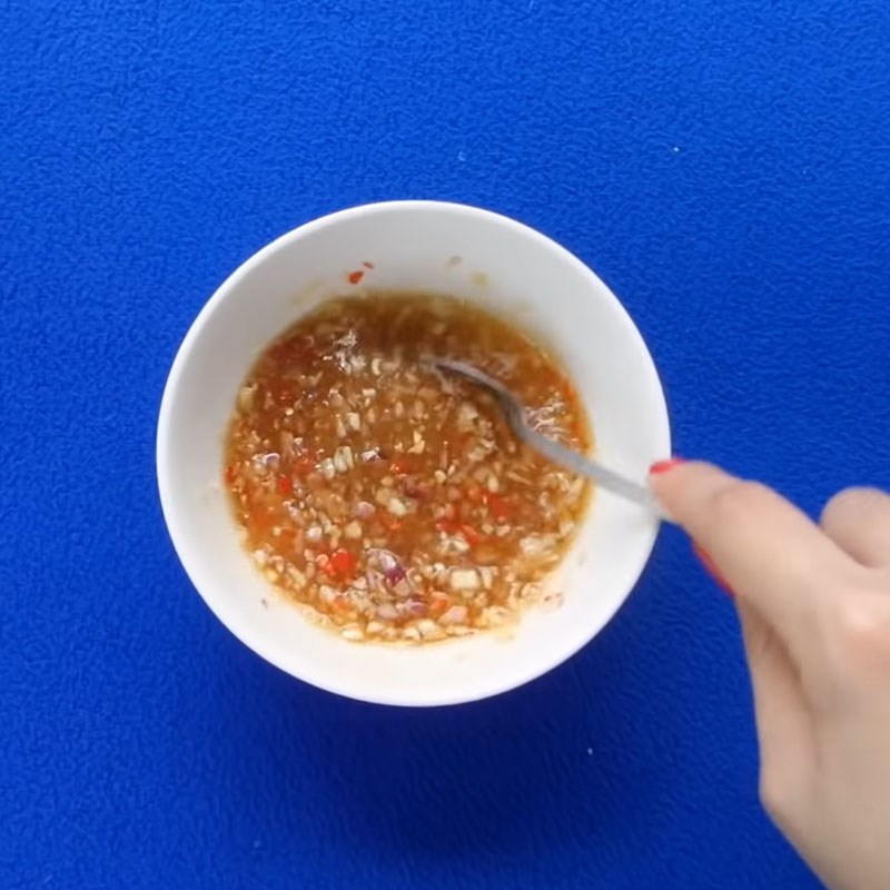 Bước 3 Pha sốt Thịt kho chua ngọt