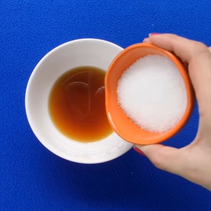 Bước 3 Pha sốt Thịt kho chua ngọt