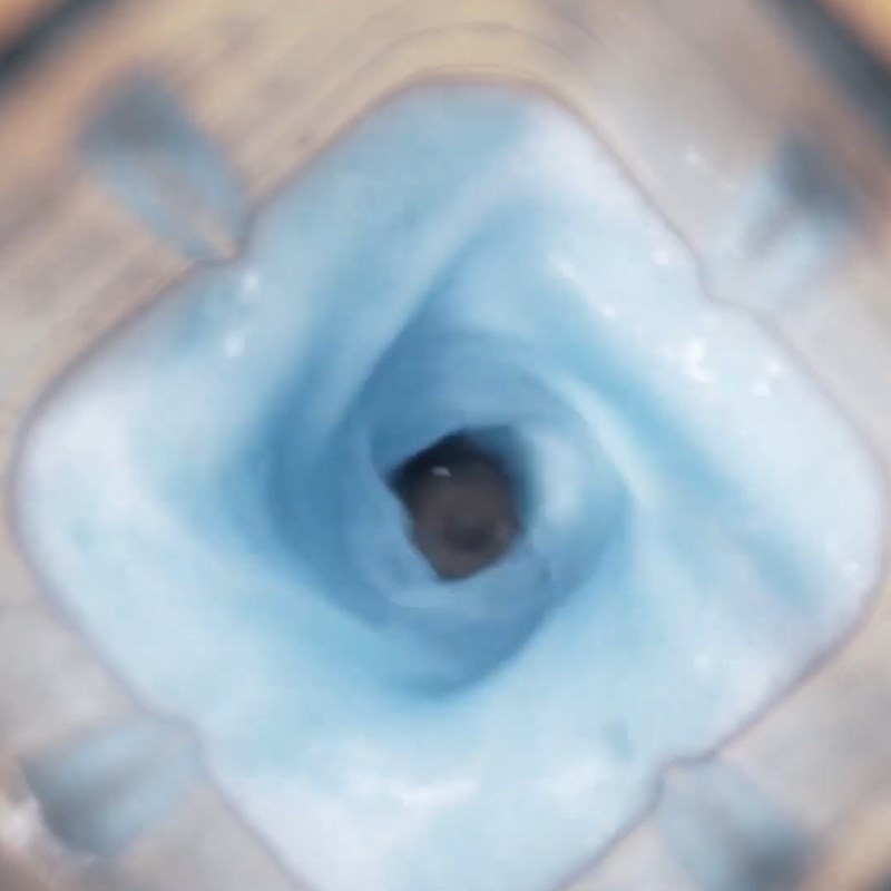 Bước 1 Pha và xay cocktail Cocktail Blue Margarita đá xay