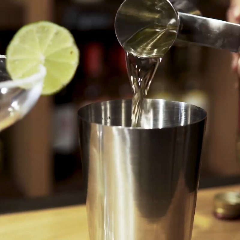 Bước 1 Pha và xay cocktail Cocktail Blue Margarita đá xay