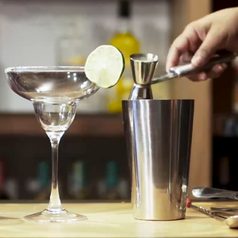 Bước 1 Pha và xay cocktail Cocktail Blue Margarita đá xay