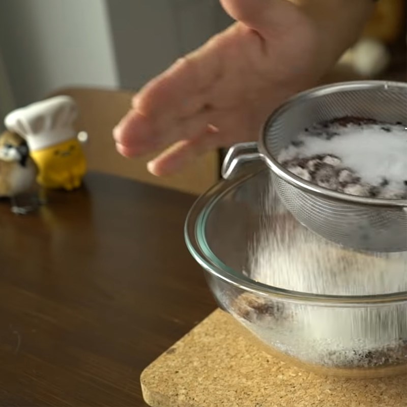 Bước 1 Rây bột và đánh sữa trứng Bánh crepe cuộn socola bạc hà