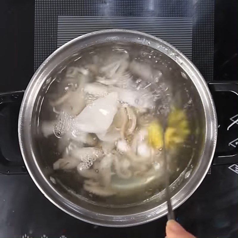 Cách 1 Sơ chế bạch tuộc Mì xào rau củ cải bạch tuộc