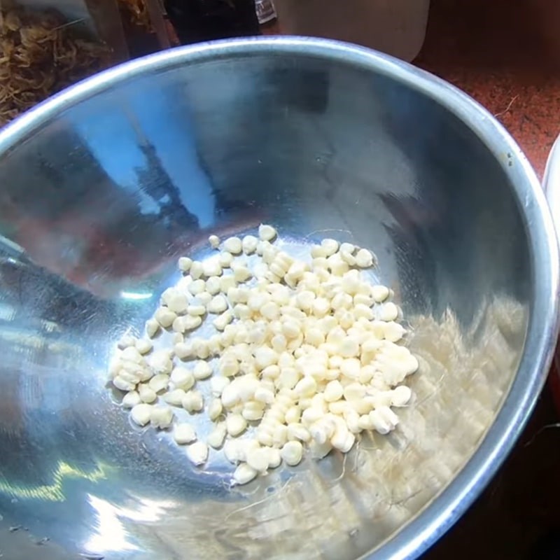 Bước 1 Sơ chế bắp Bắp xào trứng muối phô mai