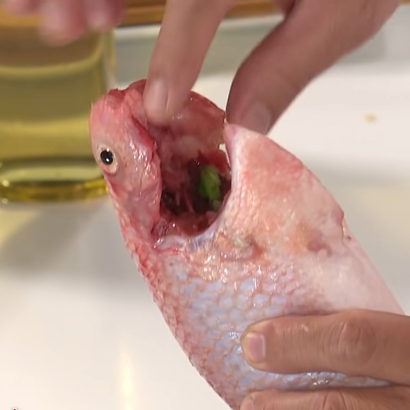 Bước 1 Sơ chế cá Cá diêu hồng chiên sốt nấm