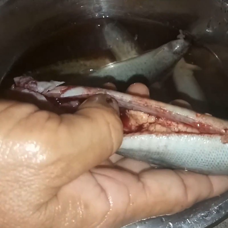 Bước 1 Sơ chế cá chạch Cá chạch nấu canh chua